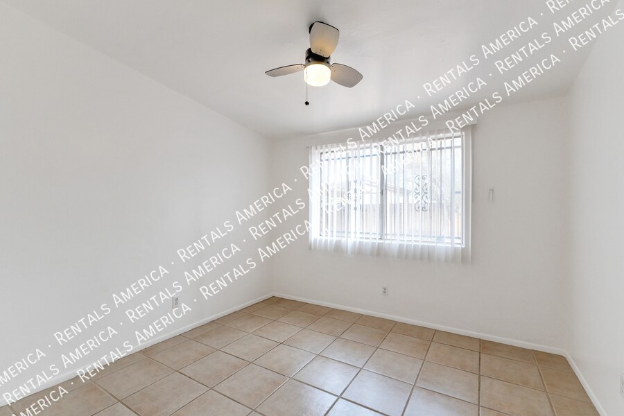 Building Photo - 801 E Holaway Dr