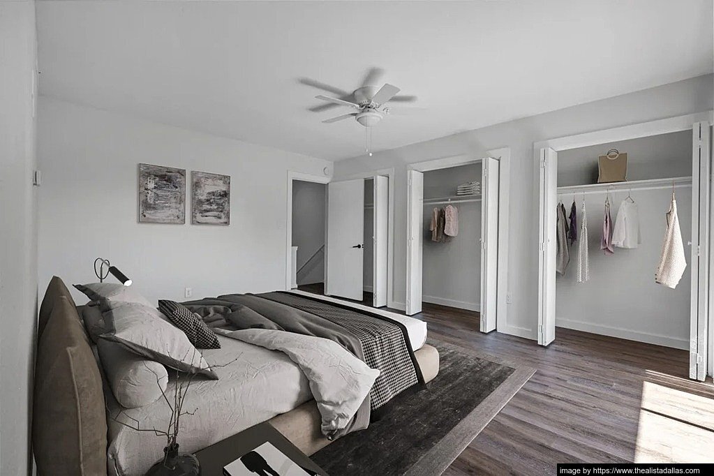 Building Photo - 10028 Royal Ln