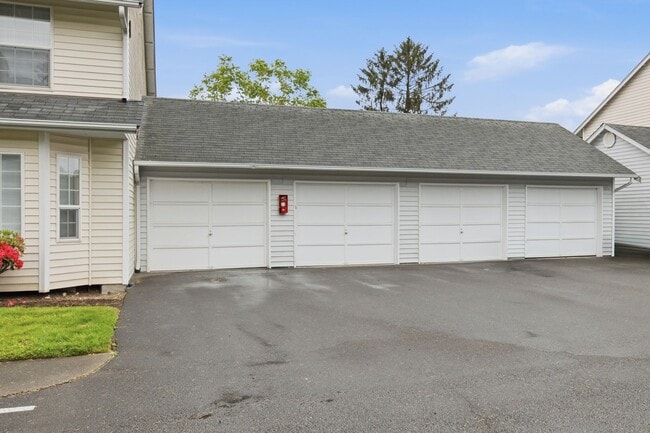 Building Photo - Peaceful Corner Townhome in the Heart of Sumner