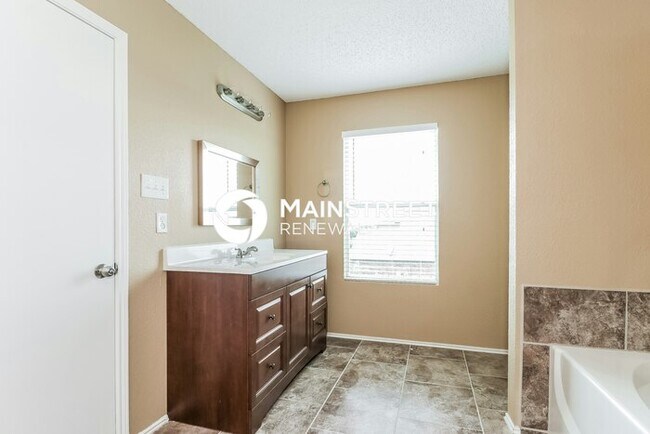 Building Photo - 3 Bedroom Pet-Friendly Home in Fort Worth,...