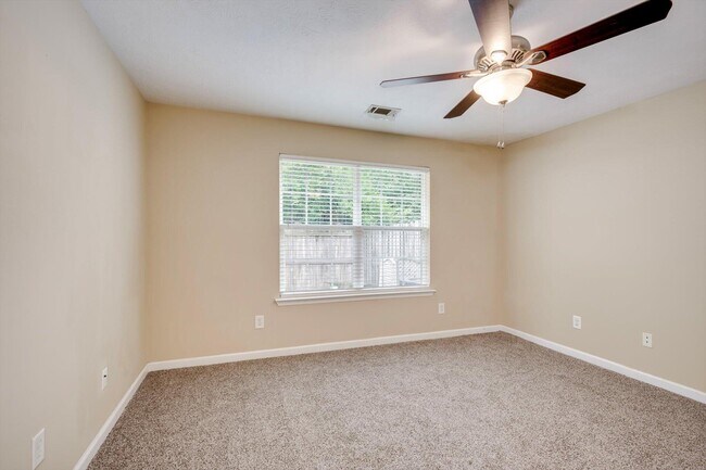 Building Photo - 153 Photinia Dr