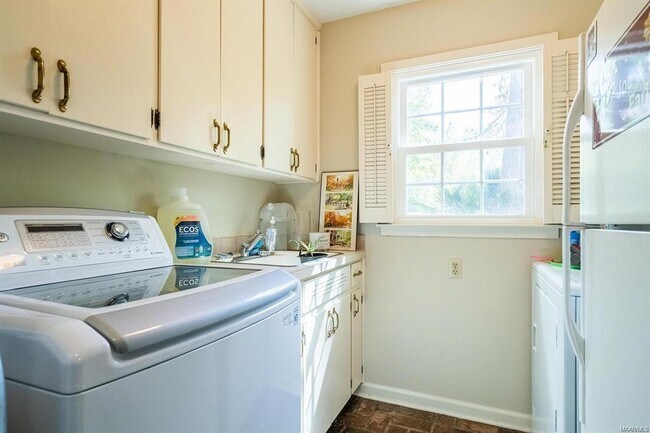 Building Photo - 2925 Fernway Dr