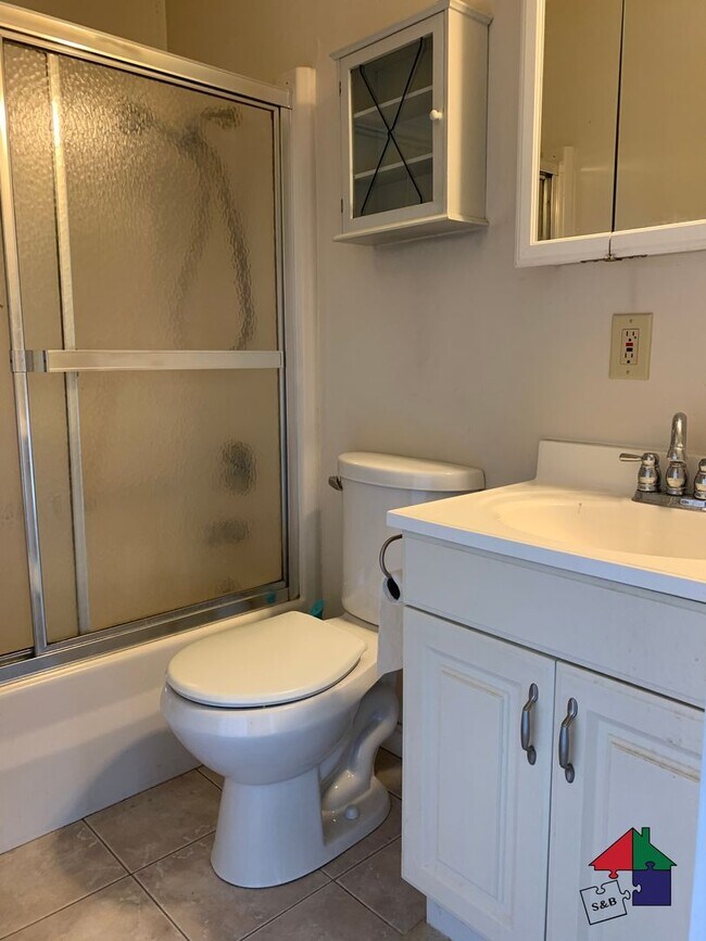 Building Photo - Barre Single Family Home - 4BR 1.5BA with In-Unit Laundry