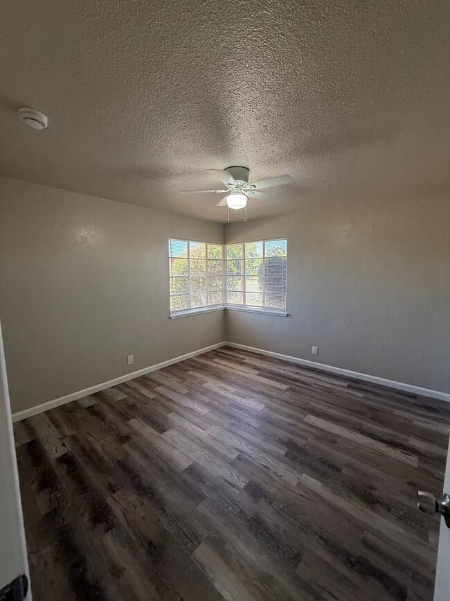 Building Photo - APPLY NOW!! 4 BEDROOM HOME!!