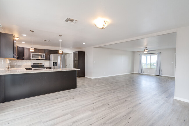 Building Photo - 6842 N Camino de las Brisas