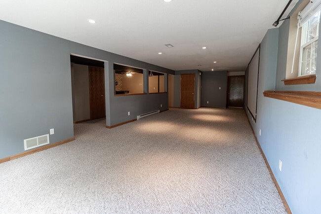 Building Photo - 1302 Look Out Ct