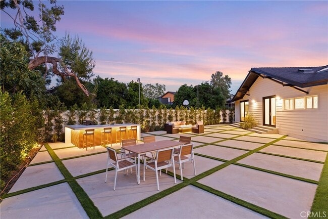 Building Photo - 6016 Woodlake Ave
