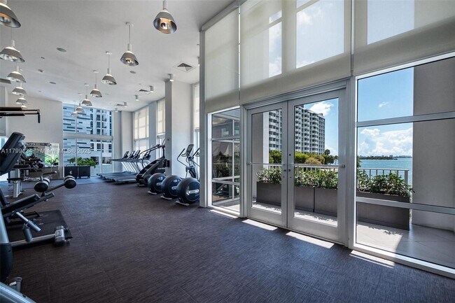 Building Photo - 2020 N Bayshore Dr