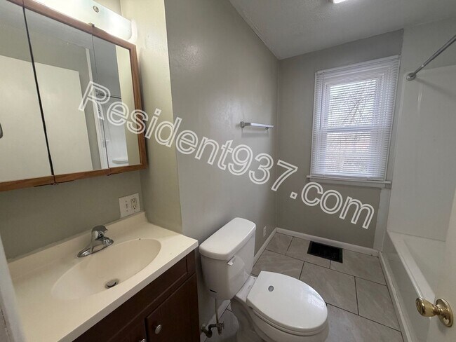 Building Photo - 2 Bedroom 1 Bath home with fenced in backyard