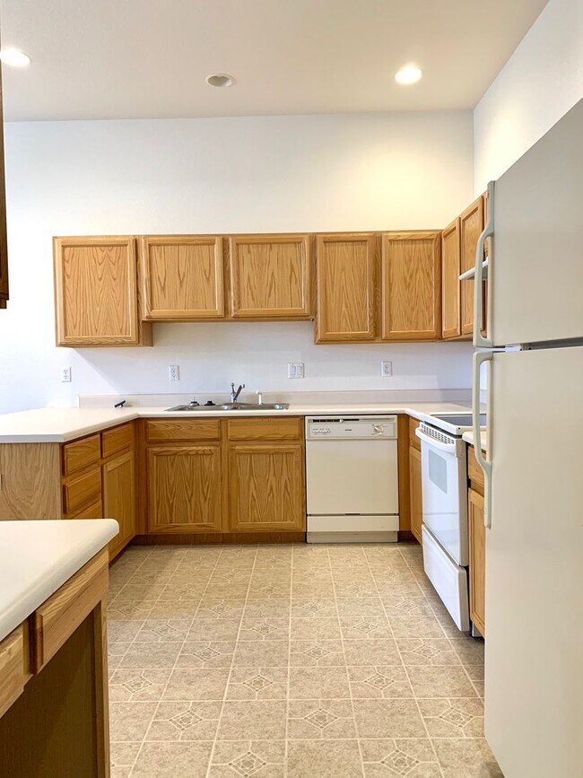 Building Photo - Spacious 3 Bedroom Townhome- Convenient Access to the Front Range