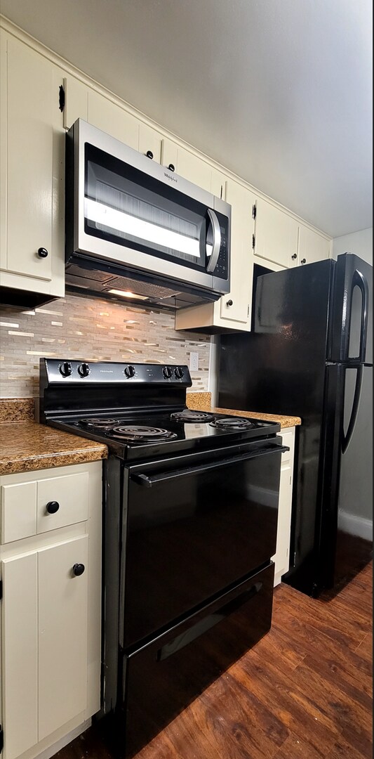 Building Photo - Beautiful Two Bedroom One Bath Apartment Home