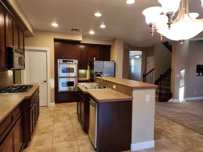 Building Photo - 1385 Oak Valley Dr