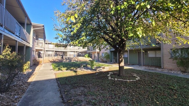 Building Photo - Lovely 1 bedroom 1 bath Apartment in  Balcones Heights