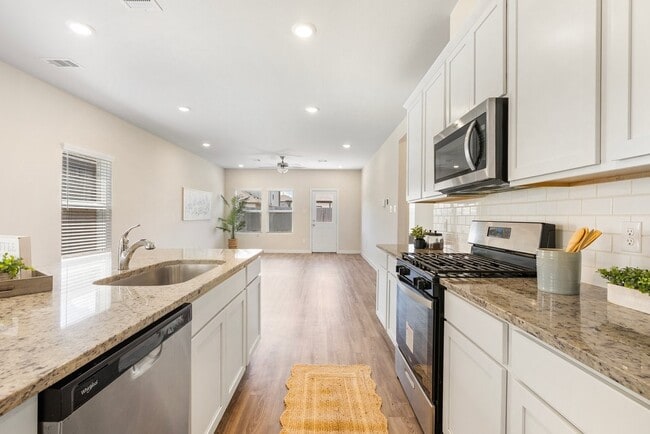 Building Photo - 5811 Blue Grama Dr