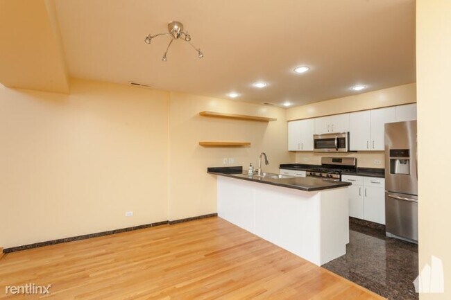 Building Photo - 8735 W Catherine Ave