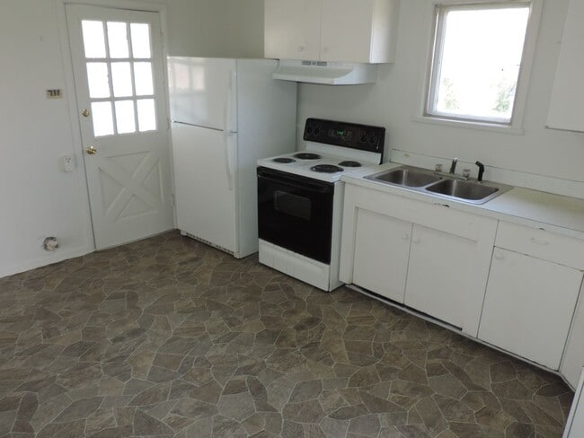 Building Photo - Brookridge Heights 2 Bedroom, 1 Bath Home ...