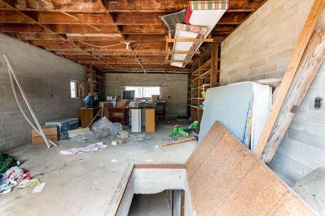 Building Photo - 6890 N Valentine Rd