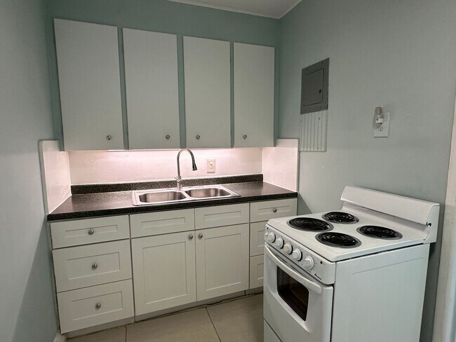 Building Photo - Charming Studio House in Oakland Park