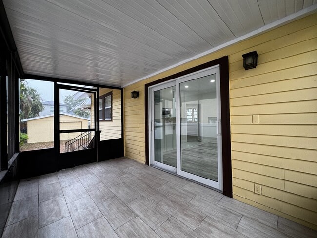Building Photo - 409 S Willow Ave