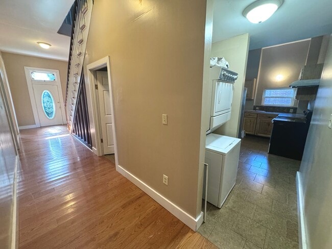 Building Photo - 6 Bedroom / 2 Bathroom House - NEXT TO SEMO's CAMPUS, LARGE YARD, INTERNET INCLUDED