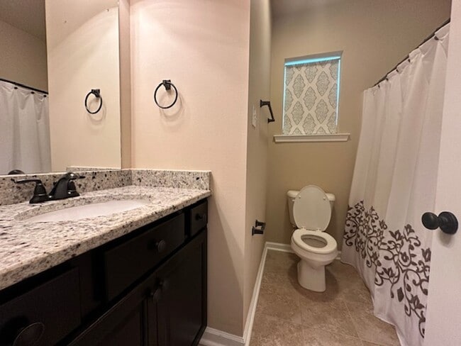 Building Photo - 3 bed 2 bath