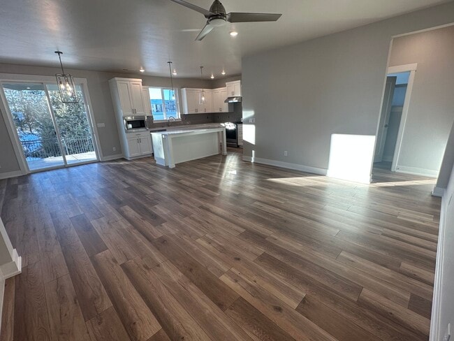 Building Photo - New Pahlisch Home in Petrosa! Pets Welcome...