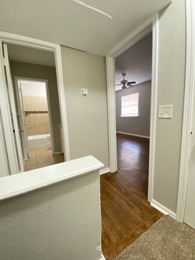 Building Photo - 2 Bedroom 1.5 Bath Apt at the Monterey Square Apts NW OKC