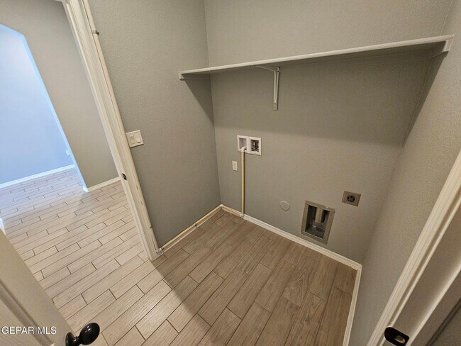 Building Photo - 7565 Wolf Creek Dr
