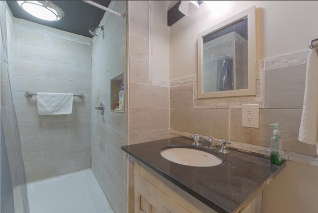 Full Bathroom - 4886 Starboard Ct