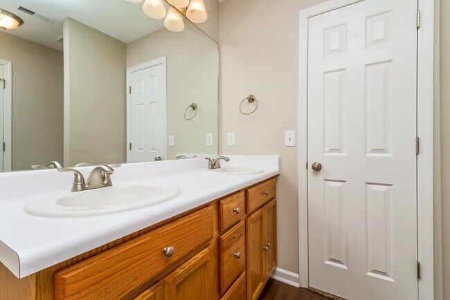 Building Photo - 1431 Westview Dr