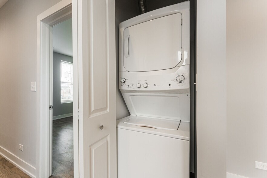 Building Photo - 926 W 32nd Pl