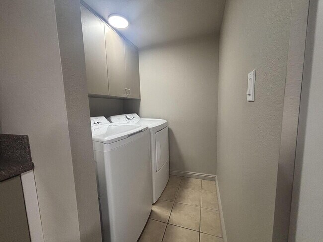 Building Photo - 2 Bed |1 Bath Multi-Family Unit with Private Backyard for Rent – North Las Vegas