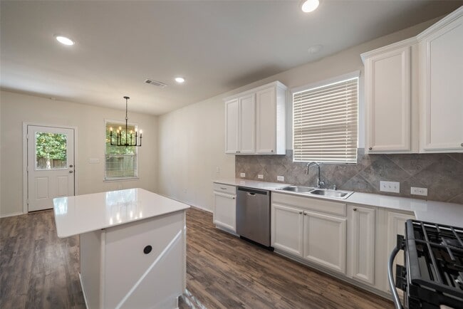 Building Photo - 2055 Lost Timbers Dr