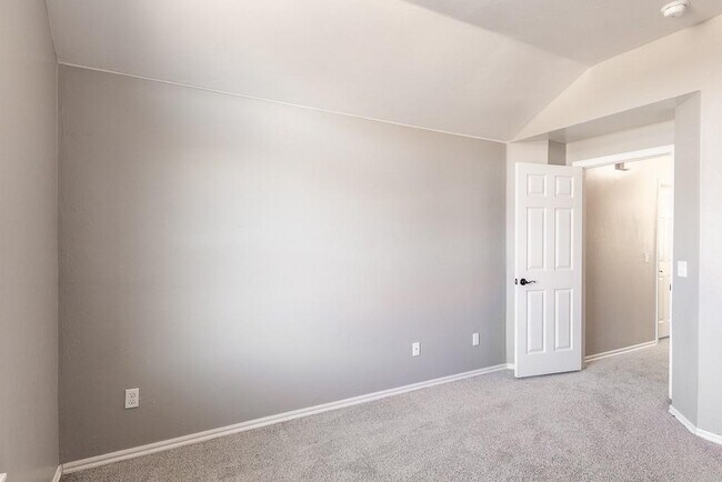 Building Photo - 808 Canyon Dr