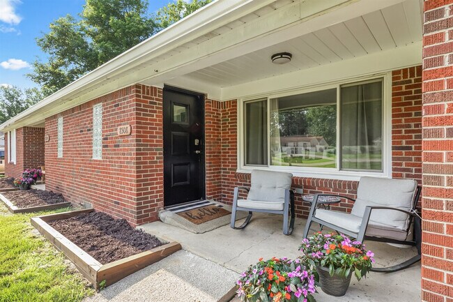 Building Photo - 8254 Mary Ann Ave