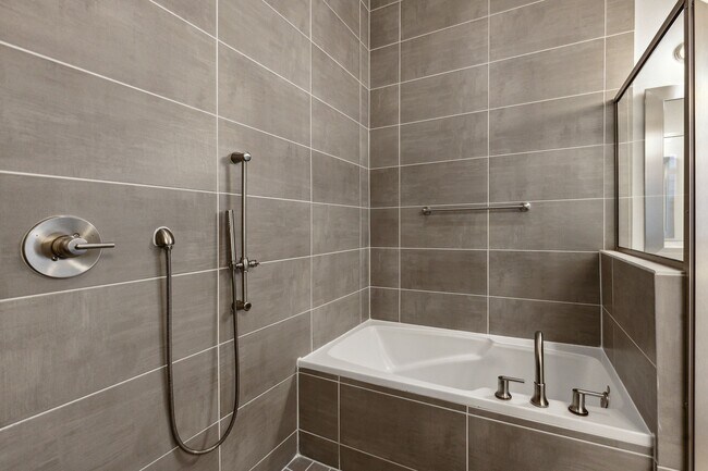 Building Photo - 843 W 23rd St