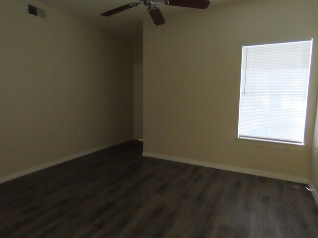 Building Photo - Orlando Park Central Gated Resort Style Co...