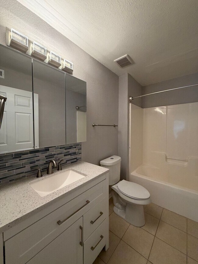 Building Photo - Newly Upgraded and Spacious 2B/2B Unfurnished Condo near Beach in Destin!