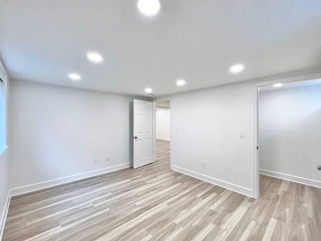 Building Photo - Newly Renovated 3 bed 2 bath With Huge Bac...