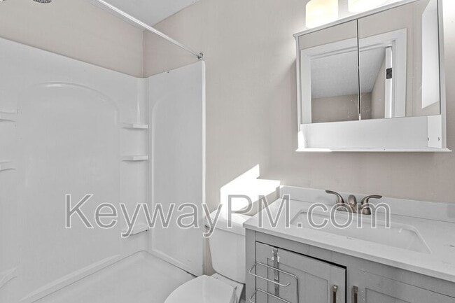 Building Photo - 2021 Fernwood Cir