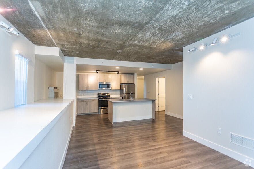 2BR, 1BA - 917SF - Fifty Eight Hundred