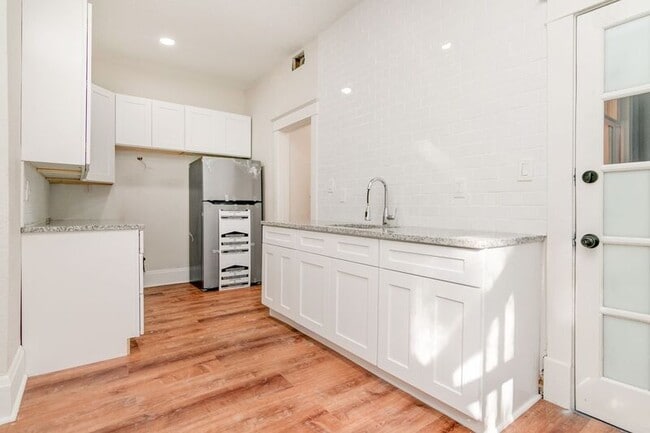 Building Photo - 606 S Park Ave