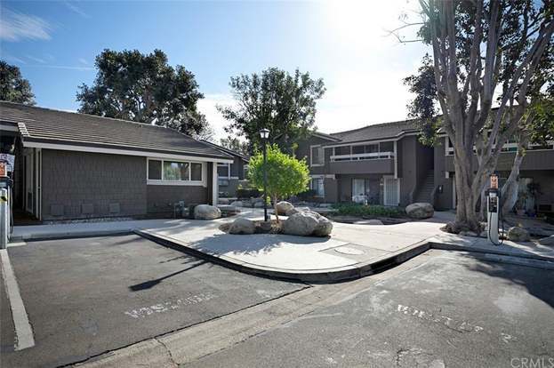 Building Photo - 323 Streamwood-
