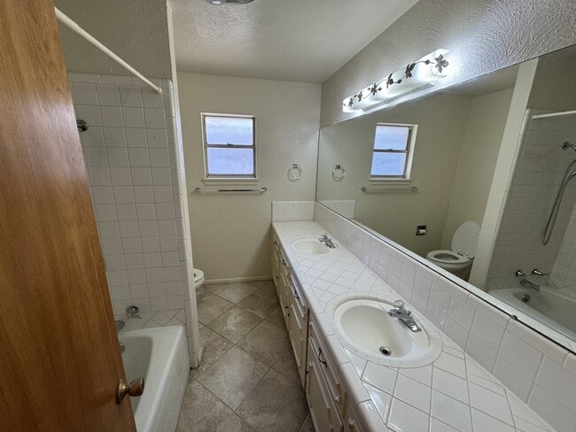 Building Photo - 2201 Barnett Dr