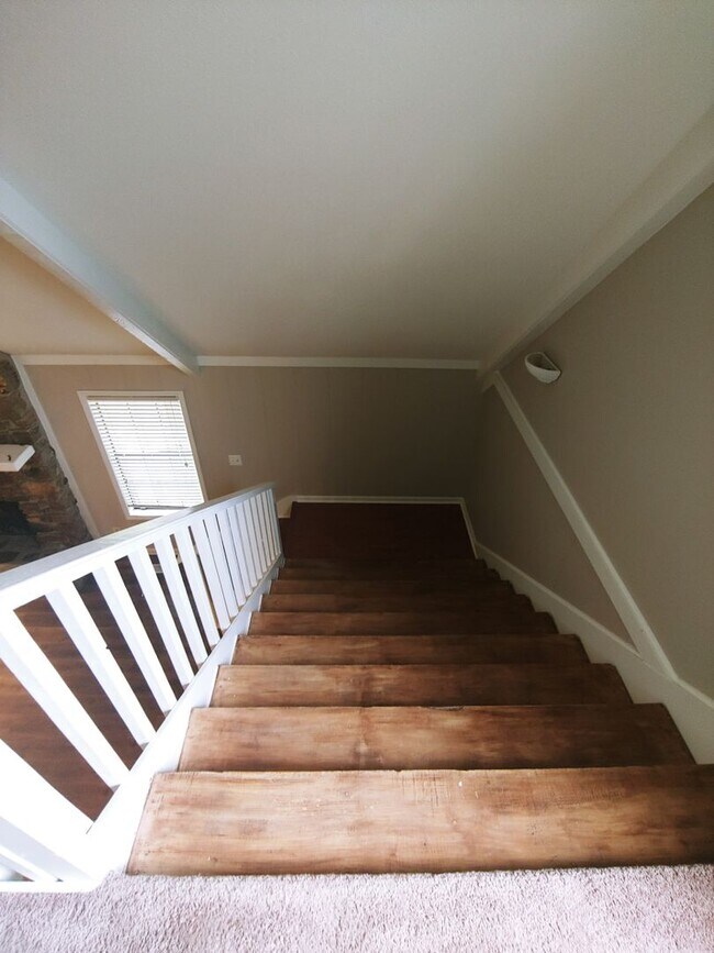 Building Photo - 8 Hickory Ln