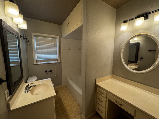 Building Photo - Stunning Home Located In Tech Terrace Minu...