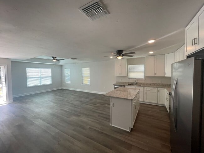 Building Photo - 3/2 in Turkey Creek!