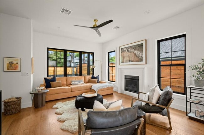 Building Photo - 2005 E 8th St