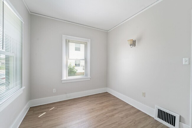 Building Photo - 1021 W 22nd St