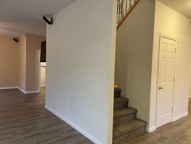 Building Photo - ***HALF MONTH RENT FREE***FANTASTIC 4 Bed 2.5 Bath Home in Salmon Creek! HUGE side yard and back ...